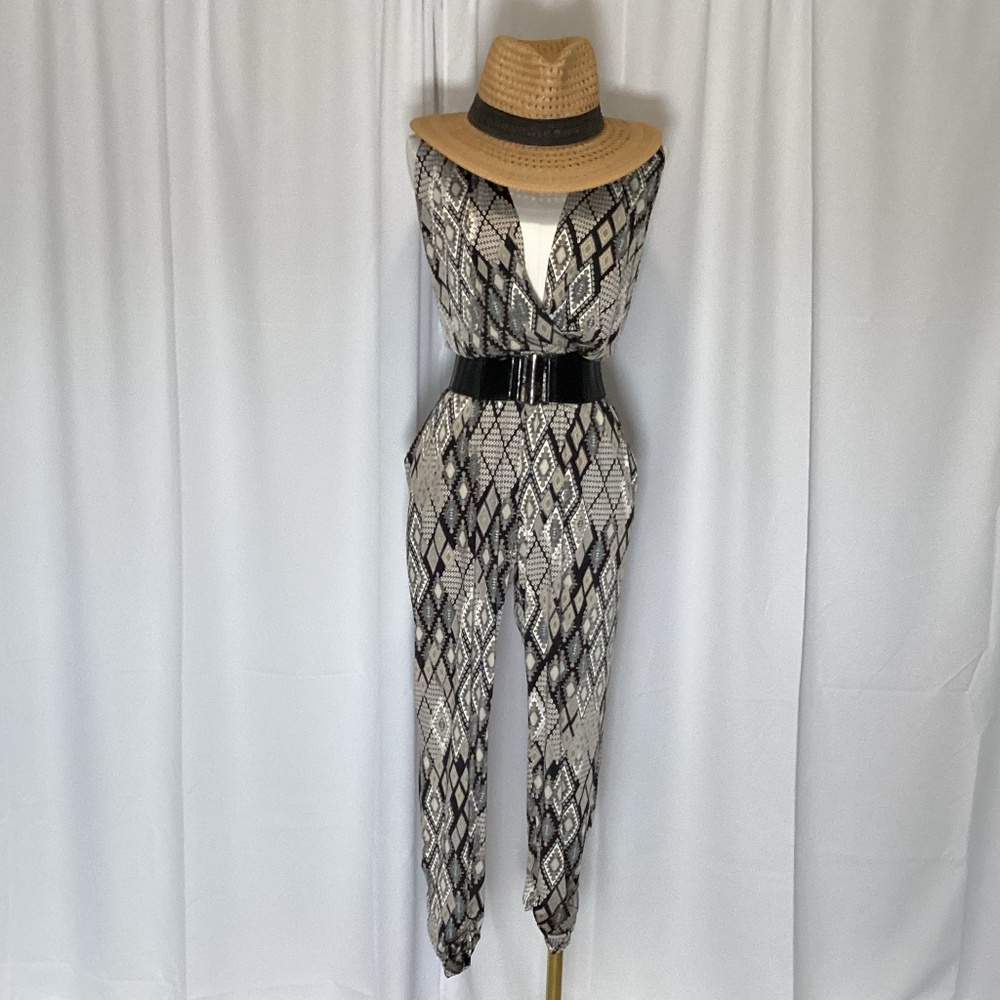 763. Ariella Sleeveless Geometric Crossover Jumpsuit NWT Size Large
